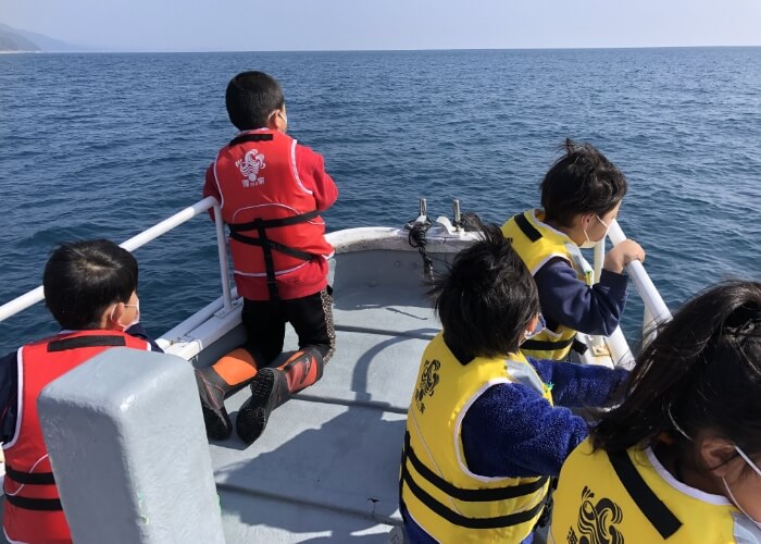 船に乗って航海する子供たち