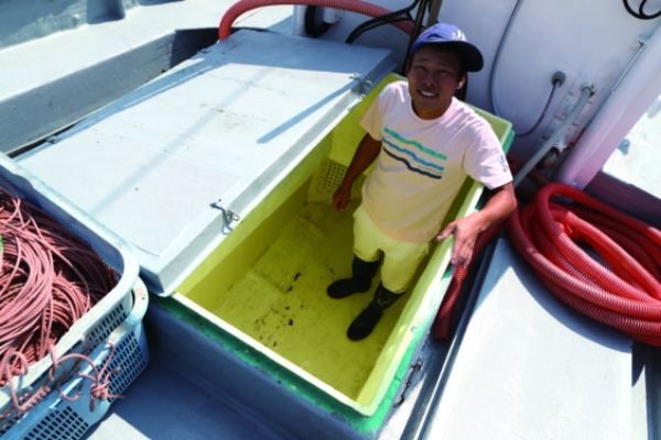 船にある冷水機・濾過器付きの水槽