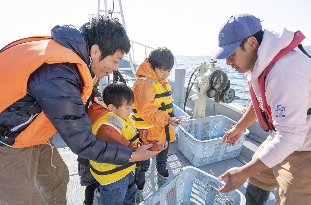 体験漁中の子ども