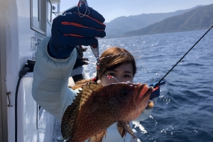 魚を釣り上げた女性